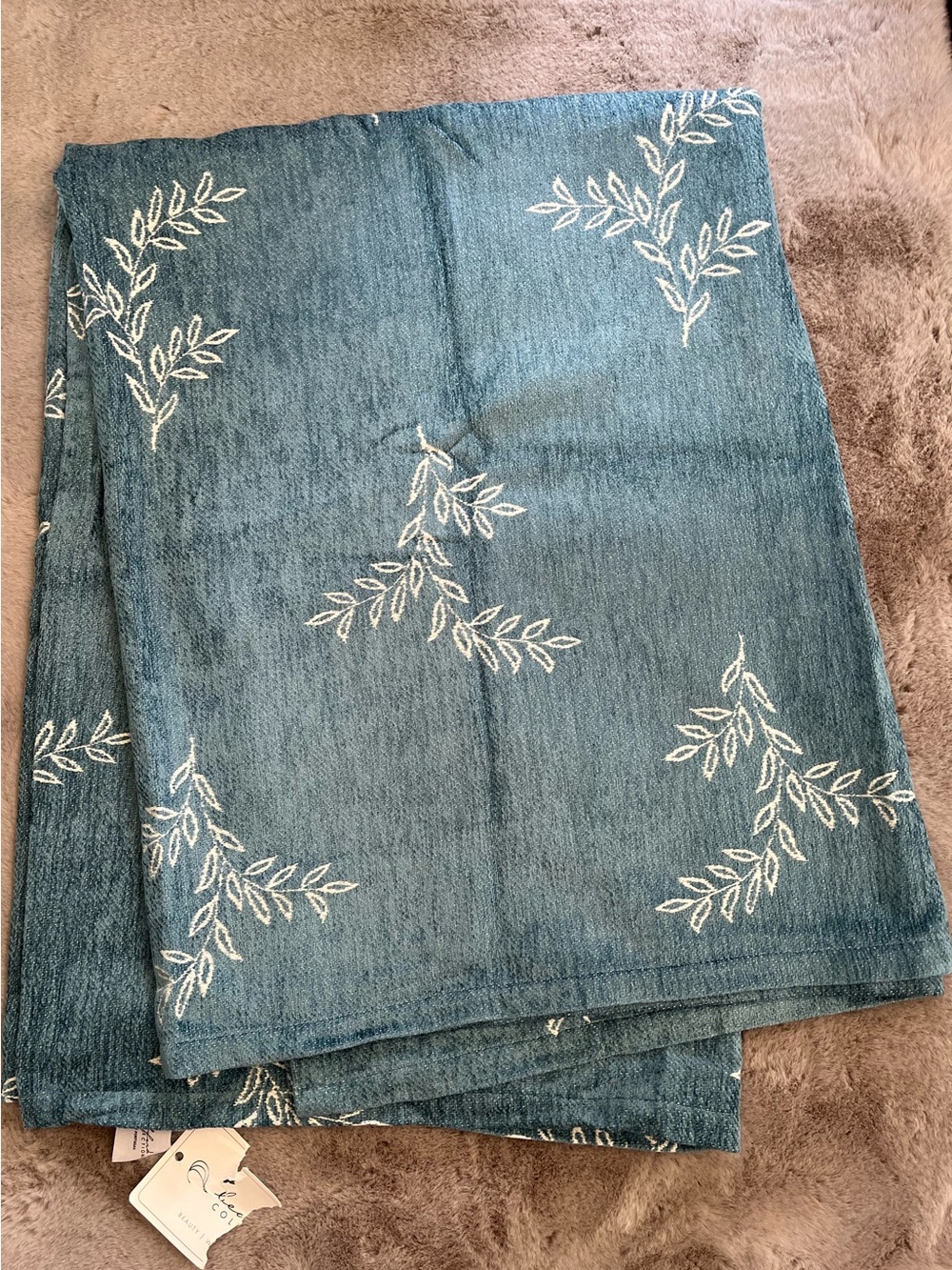 NWT Bedford Collections Riviera Cornflower Blue Patterned Throw Blanket Leaf new